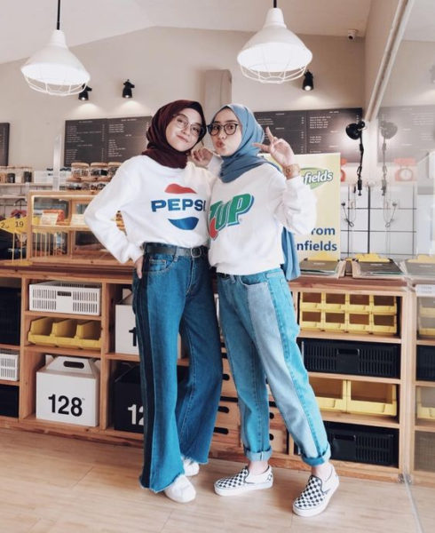 Style Hijab Dengan Celana Jeans Dan Kaos Style Hijab Dengan Celana Jeans Dan Kaos