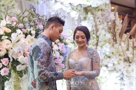 Pose Tunangan Kekinian Pose Tunangan Kekinian
